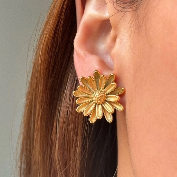 Daisy Gold Stud Earrings - Picture 2 of 3